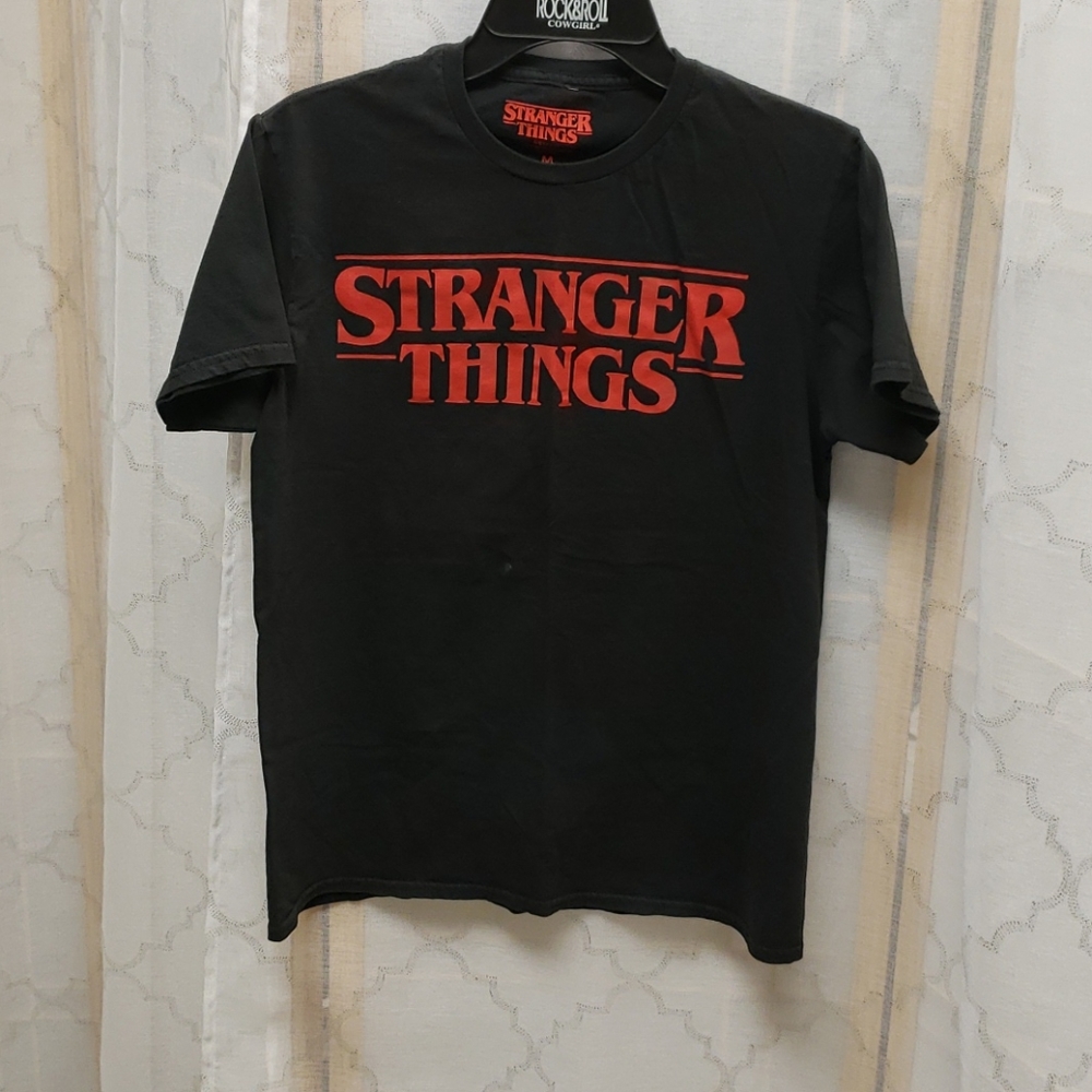 Stranger Things T, Medium